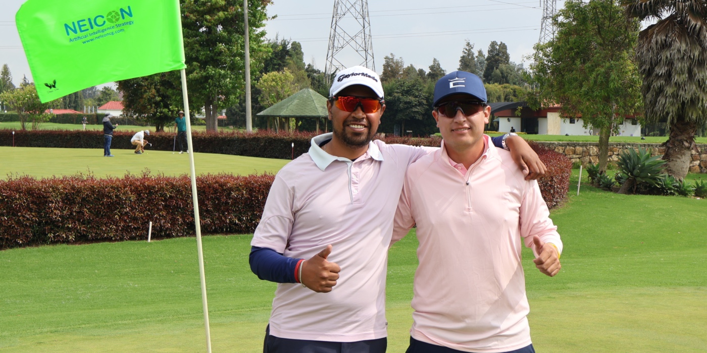 Óscar Alberto Rozo y caddie.jpg